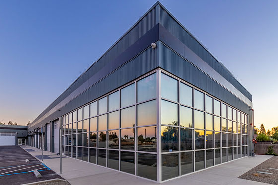 โครงสร้างเหล็กเครื่องบิน แฮงการ์ แอนติซีแซม พื้นที่คลังสินค้าโลหะ Prefab