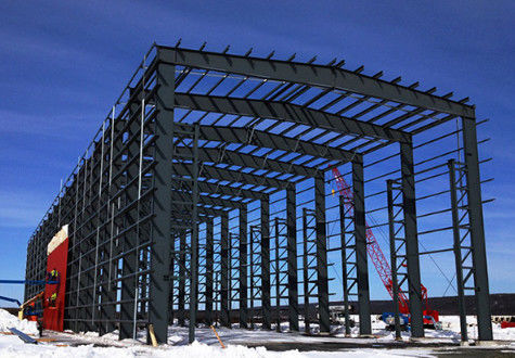 โครงสร้างเหล็กอุตสาหกรรมสมัยใหม่ Prefabricated โรงงานขนาดใหญ่ที่มีการออกแบบเบาสําหรับการใช้งานโรงงาน